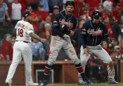 Dansby Swanson y Rafael Ortega celebran la victoria