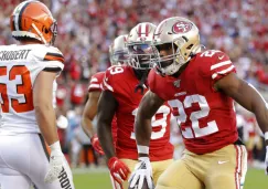 Matt Breida festeja una anotación con los 49ers