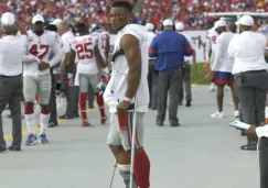 Saquon Barkley con muletas tras lesionarse