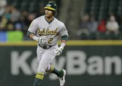 Khris Davis recorriendo las bases