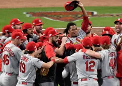 Jugadores de Cardinals festejan el pase al final del juego