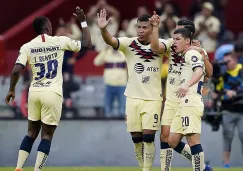 Jugadores de América festejan un gol 