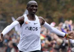 Eliud Kipchoge sonríe previo a entrar a la meta del maratón 