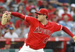 Tyler se alista para lanzar la pelota en juego de los Angelinos