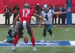 Joey Slye ejecutando un tiro libre en el duelo contra Tampa Bay