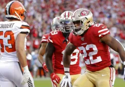 Matt Breida celebra una anotación contra los Browns