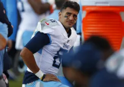 Marcus Mariota en la banca de los Titans