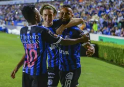 Jugadores de Querétaro festejan gol