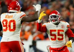 Jugadores de los Chiefs festejan una jugada contra los Broncos