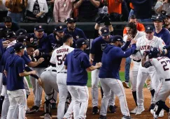 Los jugadores de los Astros  festejan la victoria sobre Yankees