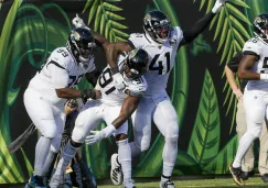 Jugadores de Jaguars festejan una anotación