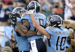 Jugadores de Titans festejan contra Chargers