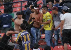 Afición de San Luis y Gallos pelean durante un partido