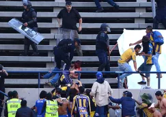 Aficionados, golpeándose en la tribuna del Alfonso Lastras