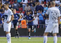 Jugadores de Pumas se lamentan tras anotación de Gallos