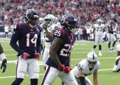 Jugadores de Houston celebran una acción contra Raiders