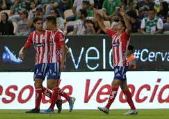 Jugadores de San Luis festejan un gol contra León