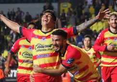 Luis Ángel Mendoza celebra un gol con Monarcas