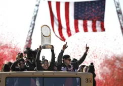 Jugadores de los Nationals muestran su trofeo ante la afición