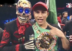 Miguel Berchelt festeja la victoria