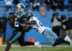 Christian McCaffrey corriendo con el balón para anotar