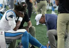 Cam Newton se lamenta tras lesión