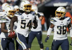 Melvin Ingram festeja con su compañero Roderic Teamer luego de recuperar un balón