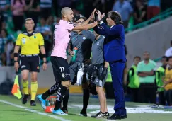 Almada festeja un gol junto a Doria