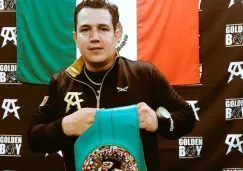 Reynoso posa con uno de los cinturones del Canelo 