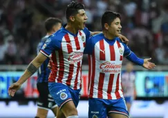 Alan Pulido y Eduardo López festejan un gol