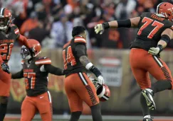 Los jugadores de los Browns festejan su tercer triunfo de la campaña