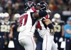 Jugadores de Falcons celebran una jugada sobre los Saints