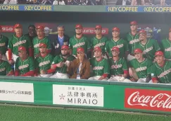 Tri de Beisbol posa junto a la embajadora de México en Japón