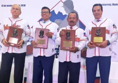 Los nuevos miembros del Salón de la Fama, con Fernando Valenzuela