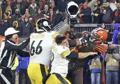 Myles Garrett, a punto de pegarle con el casco a Mason Rudolph