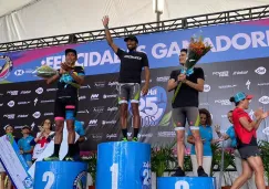 Crisanto Grajales en la premiación del Triatlón