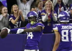 Stefon Diggs, receptor de Minnesota, festeja con su compañero Bisi Johnson