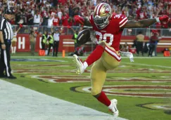 Jeff Wilson festeja la anotación del triunfo de los 49ers