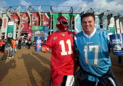 Aficionados de Chiefs y Chargers posan afuera del Coloso