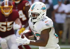 Mark Walton realiza un acarreo con los Dolphins