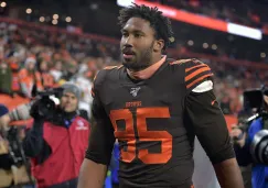 Myles Garrett deja el campo tras ser expulsado