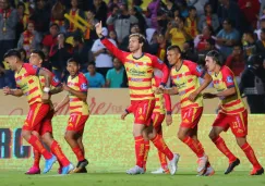 Jugadores de Monarcars celebrando un gol ante Puebla