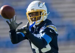 Michael Davis en jugada con los Chargers