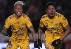 Eduardo Vargas y Carlos Salcedo festejan un gol de Tigres