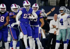 Jugadores de los Bills celebran una jugada defensiva