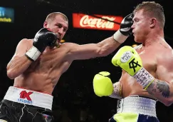 Kovalev lanzando un golpe ante Álvarez