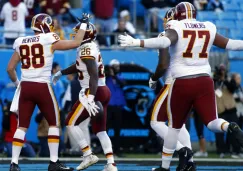 Jugadores de los Redskins festejan una anotación sobre Carolina