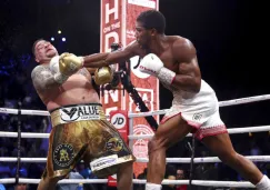 Anthony Joshua impacta el rostro del pugilista mexicoamericano