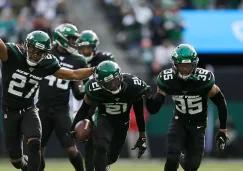 Jugadores de los Jets festejan una anotación contra Dolphins