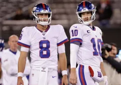 Daniel Jones y Eli Manning, durante un juego de los Giants